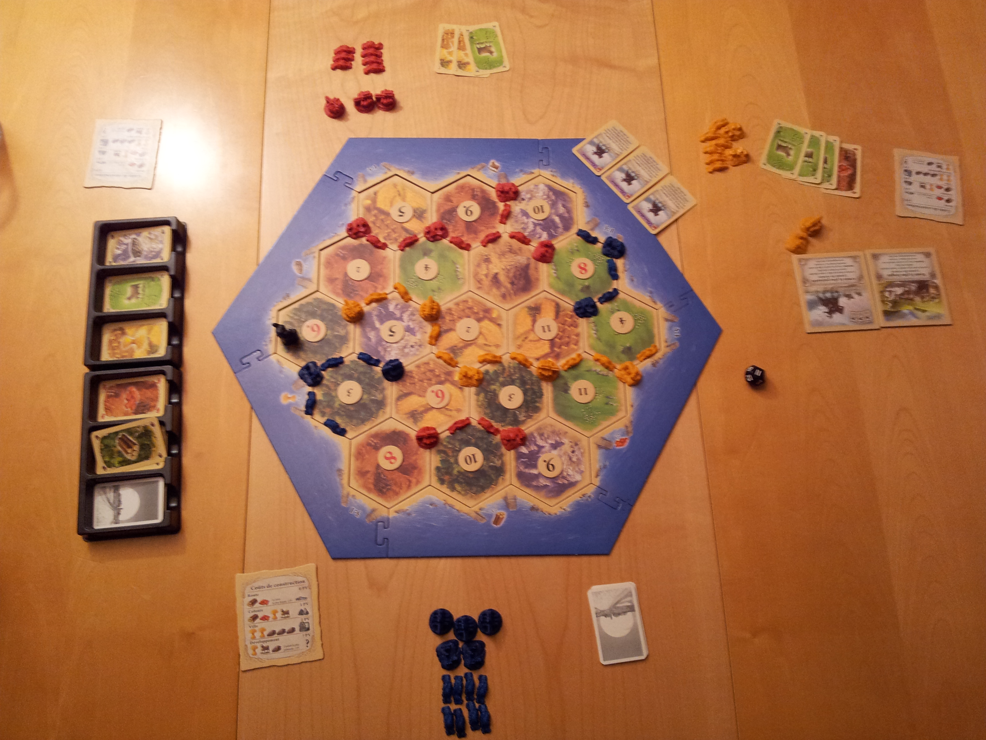 Vue d'ensemble d'une partie du jeu "Catane"