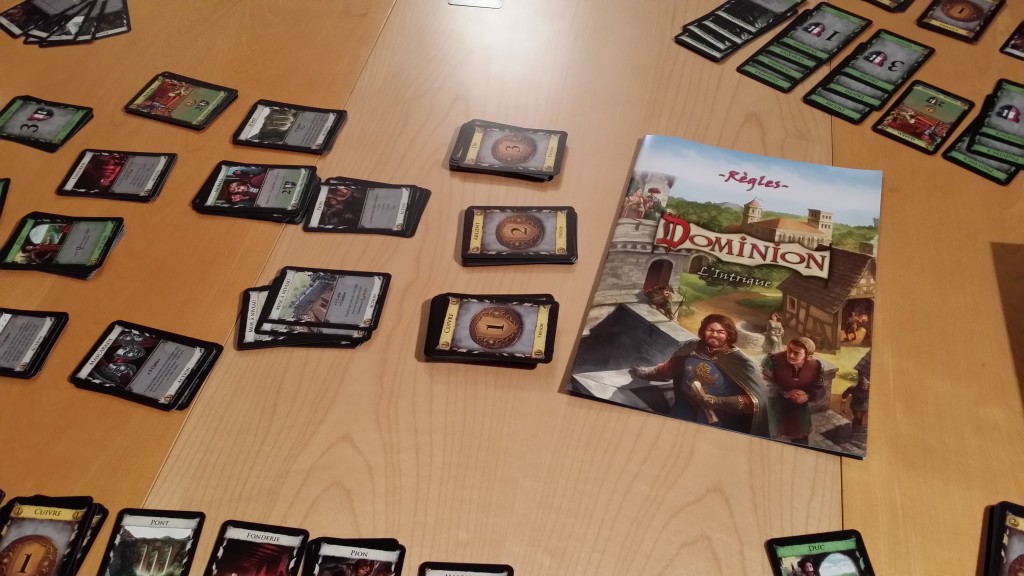Vue d'ensemble d'une partie de Dominion L'intrigue